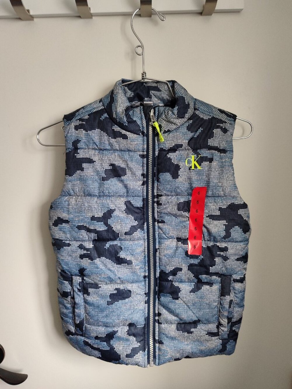 NEW Calvin Klein Jeans Boys Camo Puffer Vest - Size 6